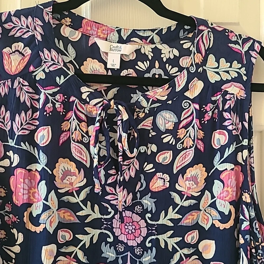 CROFT AND BARROW WOMENS BLUE AND PINK FLORAL SLEEVELESS SUMMER TOP SIZE LARGE - Picture 2 of 15